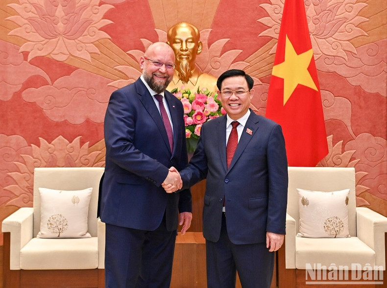 越南国会主席王廷惠会见捷克众议院副议长扬·巴尔托谢克【组图】 ảnh 1 越南国会主席王廷惠会见捷克众议院副议长扬·巴尔托谢克【组图】 ảnh 1