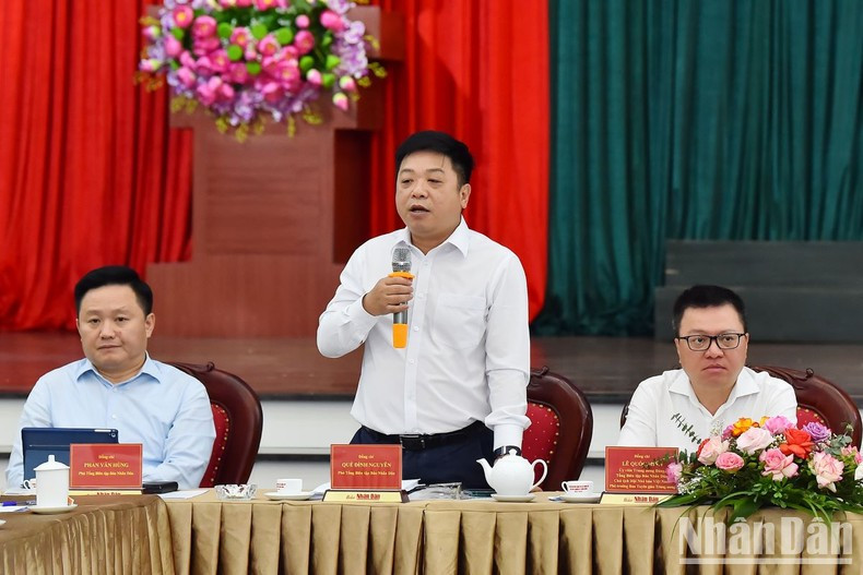 《人民报》社副总编辑桂廷原回答与会代表提出的问题。