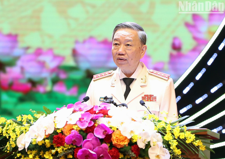 越南公安部部长苏林在纪念典礼上发表讲话。 越南公安部部长苏林在纪念典礼上发表讲话。