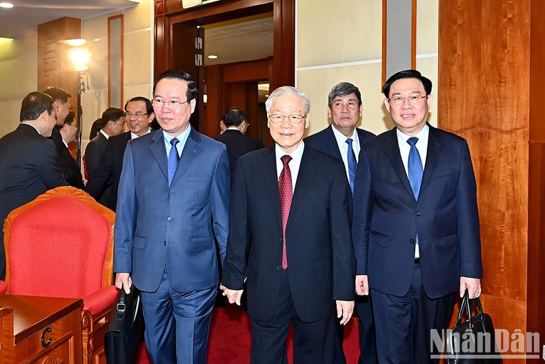 阮富仲总书记和党、国家领导同志出席会议开幕式。