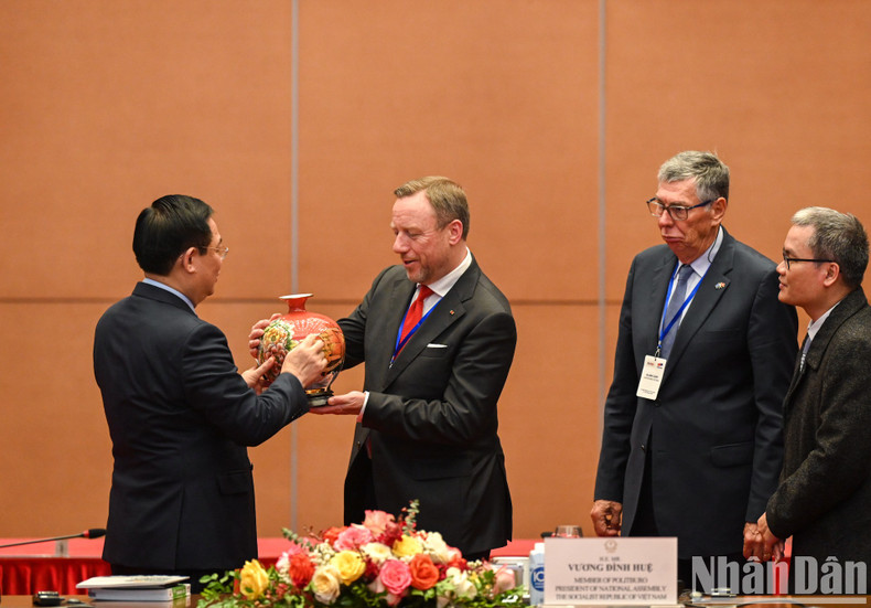 国会主席王廷惠向各位代表赠送纪念品。