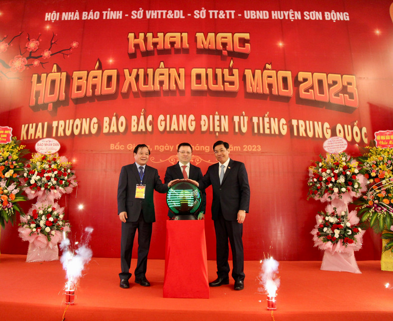 越共中央委员、越南《人民报》社总编辑、越共中央宣教部副部长、越南新闻工作者协会主席黎国明,越共中央委员、北江省省委书记杨文泰,《北江报社》总编辑郑文映按钮开通北江报中文网。(耀玉 摄) 越共中央委员、越南《人民报》社总编辑、越共中央宣教部副部长、越南新闻工作者协会主席黎国明,越共中央委员、北江省省委书记杨文泰,《北江报社》总编辑郑文映按钮开通北江报中文网。(耀玉 摄)