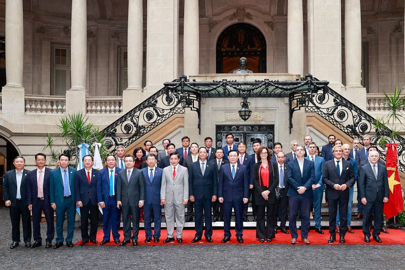 越南国会主席王廷惠同与会代表合影留念。 越南国会主席王廷惠同与会代表合影留念。