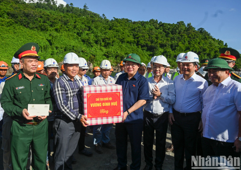 国会主席王廷惠向施工项目的承包商代表赠送礼物。