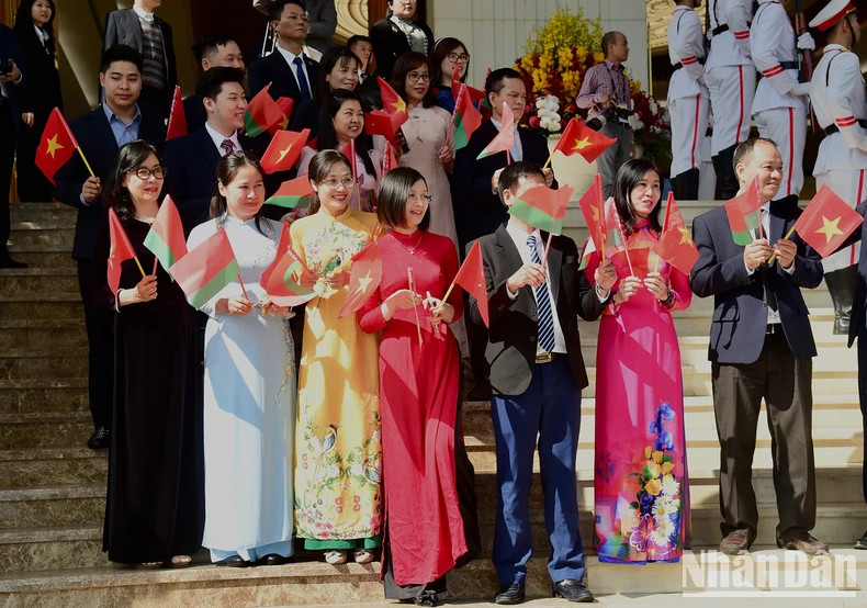 首都人民代表欢送白俄罗斯总理戈洛夫琴科。 首都人民代表欢送白俄罗斯总理戈洛夫琴科。