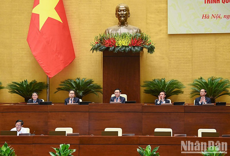 越南国会主席王廷惠和各位国会副主席主持和引导会议上讨论的内容。 越南国会主席王廷惠和各位国会副主席主持和引导会议上讨论的内容。