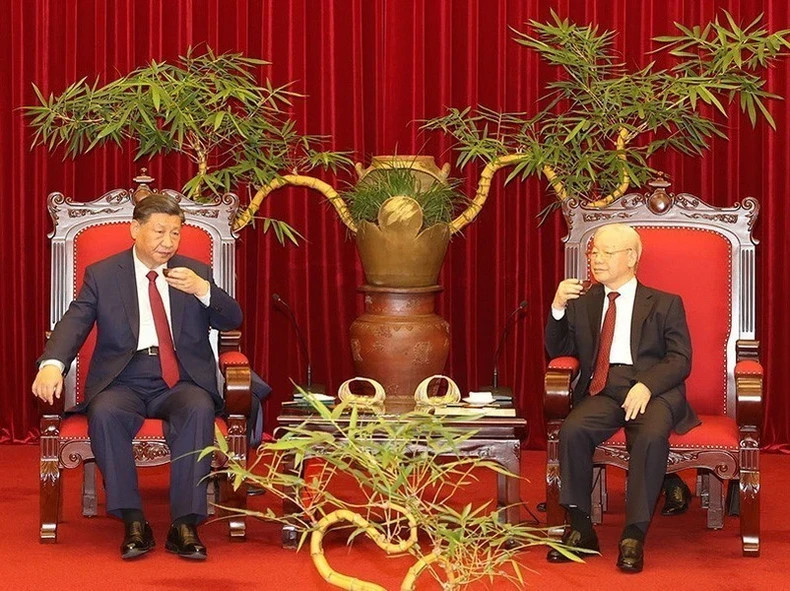越共中央总书记阮富仲和中共中央总书记、中国国家主席习近平品茶。(图片来源:越通社) 越共中央总书记阮富仲和中共中央总书记、中国国家主席习近平品茶。(图片来源:越通社)