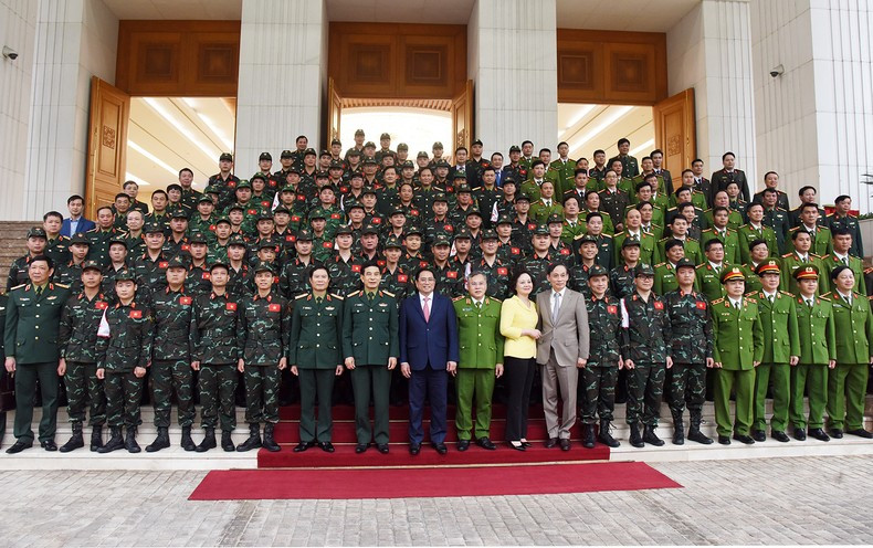 范明正总理同赴土耳其开展抗震救灾的干部、战士合影。