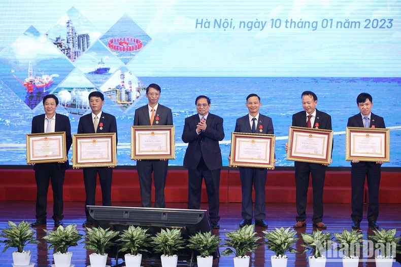 范明正总理向各名个人授予国家主席的二级和三级劳动勋章和政府总理的奖状。 范明正总理向各名个人授予国家主席的二级和三级劳动勋章和政府总理的奖状。