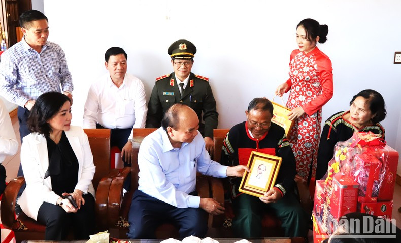 阮春福主席向奔胡市安乐坊的一位荣军赠送礼物。 阮春福主席向奔胡市安乐坊的一位荣军赠送礼物。