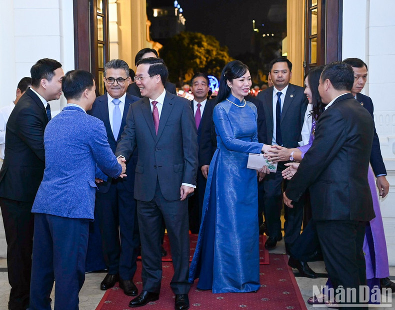 越南国家主席武文赏携夫人和与会代表。 越南国家主席武文赏携夫人和与会代表。