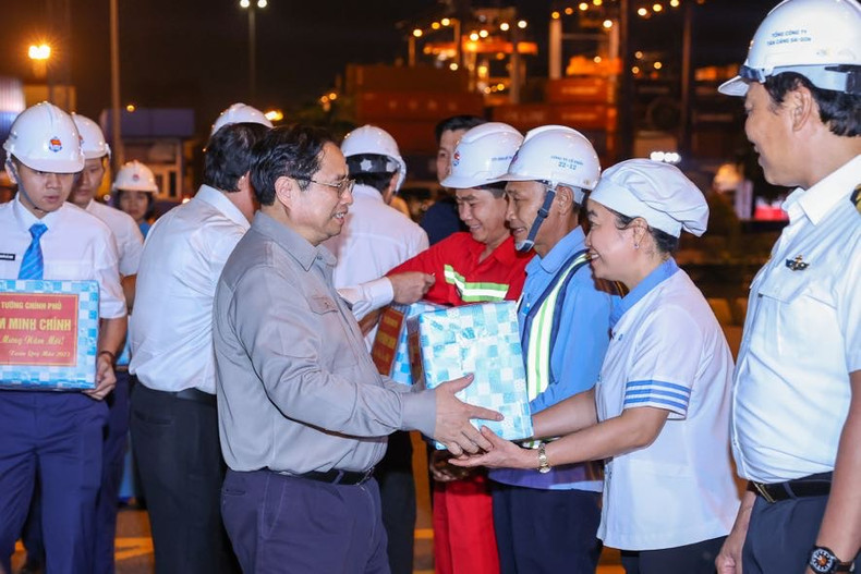 范明正总理向胡志明市新港工作人员赠送礼物。 范明正总理向胡志明市新港工作人员赠送礼物。