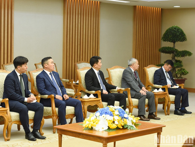 蒙古代表团团员出席会见。