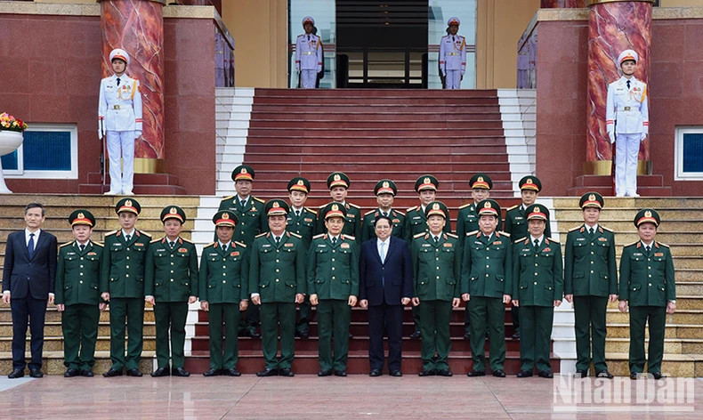 范明正总理和国防学院领导干部合影。 范明正总理和国防学院领导干部合影。