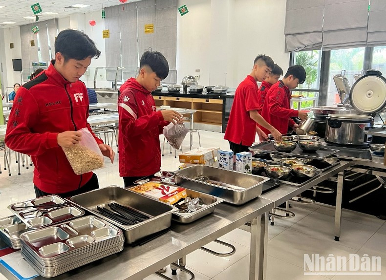 越南国会主席王廷惠造访PVF青少年足球训练中心【组图】 ảnh 4