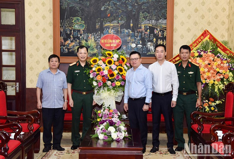 国防部第86司令部代表团来访祝贺《人民报》社。