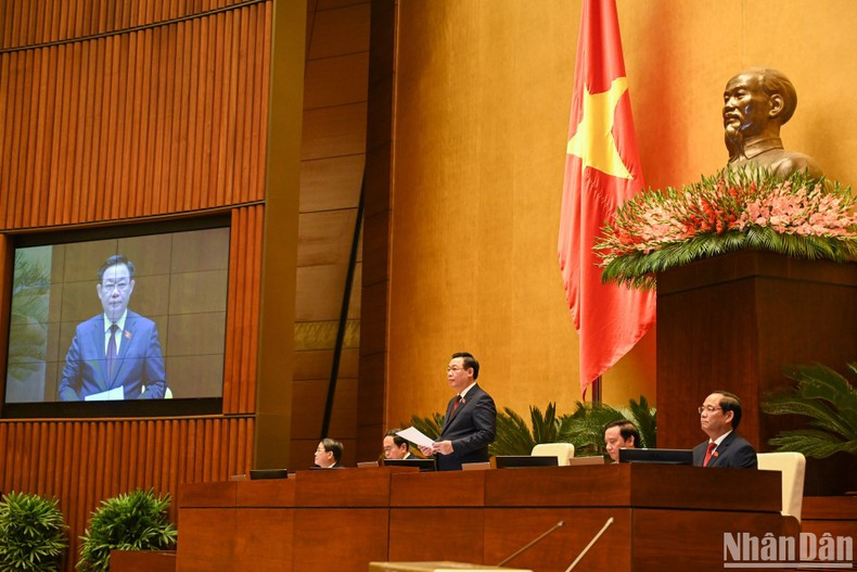 国会主席王廷惠主持会议。 国会主席王廷惠主持会议。