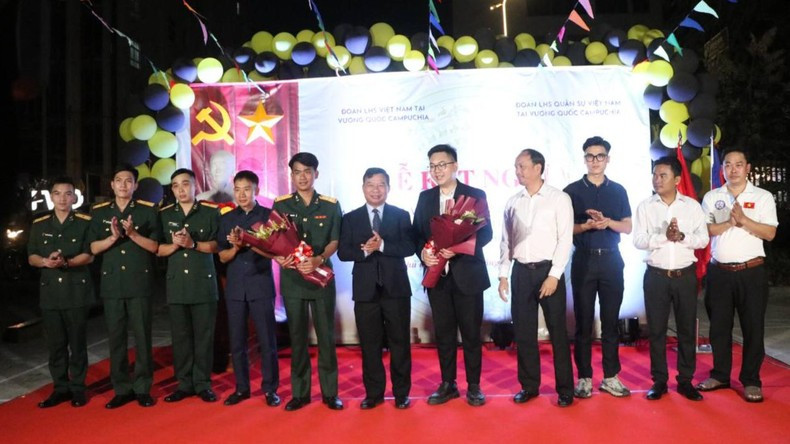 越南驻柬埔寨大使馆代表向两个单位青年团员送花祝贺。 越南驻柬埔寨大使馆代表向两个单位青年团员送花祝贺。