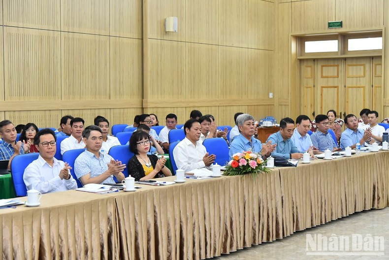 《人民报》社各部领导代表出席会议。