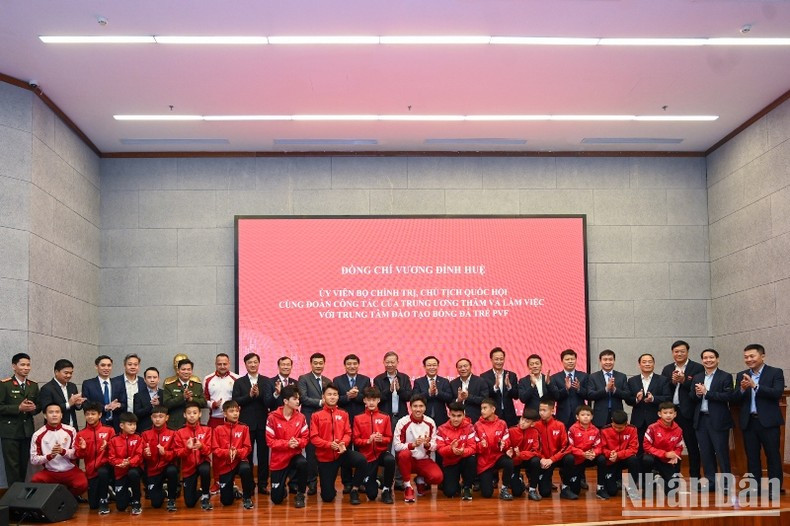 越南国会主席王廷惠造访PVF青少年足球训练中心【组图】 ảnh 10