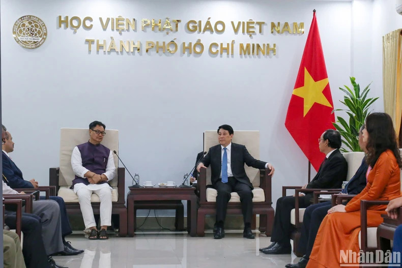 越南国家主席梁强会见印度议会事务与少数民族事务部长基伦·里吉朱。 越南国家主席梁强会见印度议会事务与少数民族事务部长基伦·里吉朱。