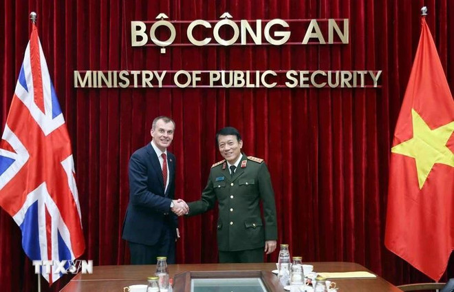 公安部长梁三光在河内会见了英国内政部国务大臣西蒙•里德利。图自越通社 公安部长梁三光在河内会见了英国内政部国务大臣西蒙•里德利。图自越通社
