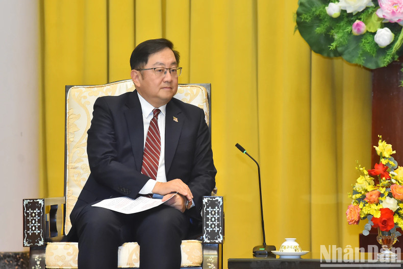 马来西亚驻越南大使陈扬泰在会见时发表讲话。 马来西亚驻越南大使陈扬泰在会见时发表讲话。