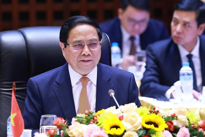 越南政府总理范明正在越南-老挝政府间双边合作委员会第47届会议上发表讲话。