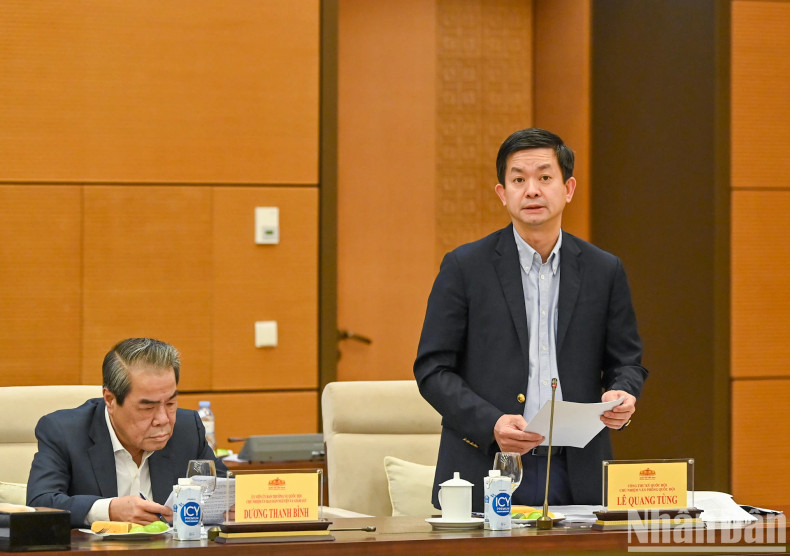 国会秘书长、国会办公室主任黎光松在会上作报告。