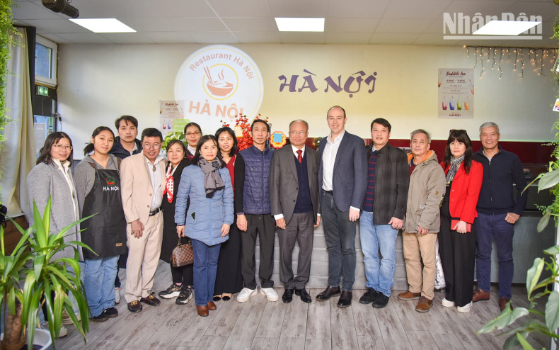 在布列塔尼工作访问期间，丁全胜大使会见了维特雷市市长皮埃尔·莱昂纳迪先生并看望居住在当地的越南人社群。