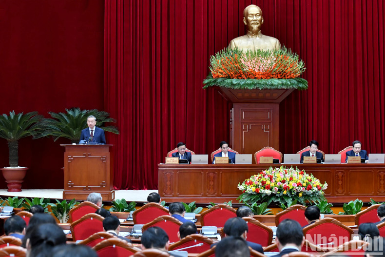 越共中央总书记苏林在越共第十三届中央委员会会议上发表讲话。