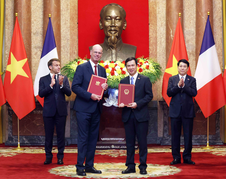梁强主席和马克龙总统共同见证双边各项合作协议的交接仪式。 梁强主席和马克龙总统共同见证双边各项合作协议的交接仪式。