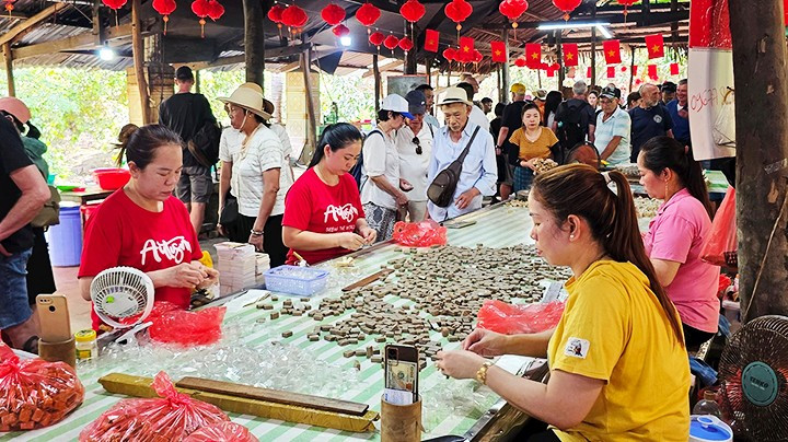 参观椰子糖生产厂。 参观椰子糖生产厂。