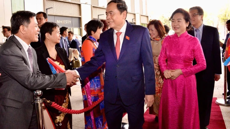 越南驻俄罗斯兼驻乌兹别克斯坦大使馆干部人员前来机场迎接越南国会主席陈青敏一行。(图片来源:越通社) 越南驻俄罗斯兼驻乌兹别克斯坦大使馆干部人员前来机场迎接越南国会主席陈青敏一行。(图片来源:越通社)