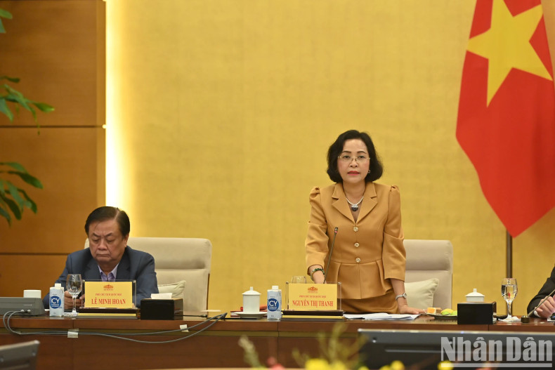 越南国会副主席阮氏青在会上发表讲话。