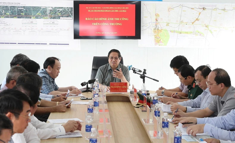 范明正总理同芹苴-金瓯高速公路施工单位举行工作会议。 范明正总理同芹苴-金瓯高速公路施工单位举行工作会议。