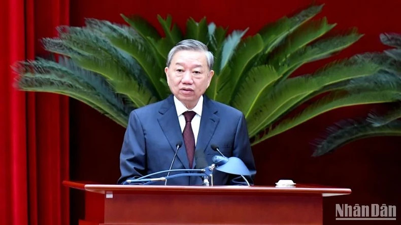 越共中央总书记苏林致开幕词。 越共中央总书记苏林致开幕词。