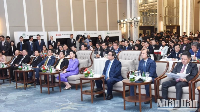 政府总理范明正与泰国总理佩通坦出席论坛。 政府总理范明正与泰国总理佩通坦出席论坛。