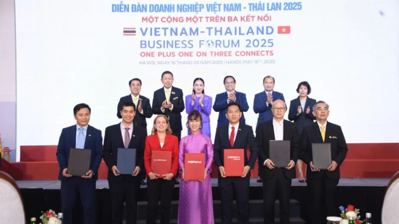 两位总理见证越捷航空股份公司与波音公司互相交换合作协议。 两位总理见证越捷航空股份公司与波音公司互相交换合作协议。