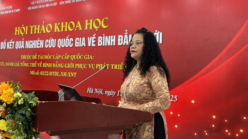 越南社会科学信息研究院副院长陈氏明诗副教在会上发表讲话。