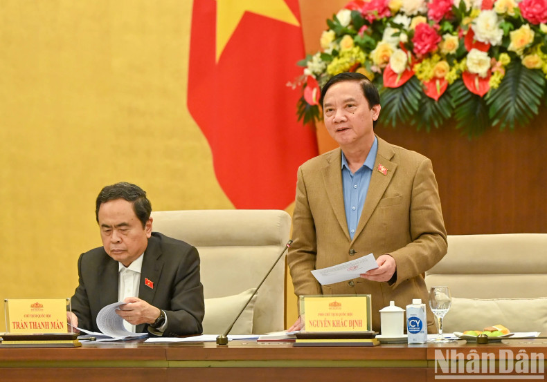 国会副主席阮克定主持会议讨论。