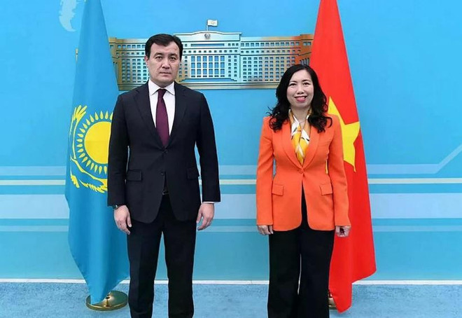 黎氏秋姮和哈萨克斯坦副外长阿里别克·巴卡耶夫。（图片来源：baoquocte.vn）