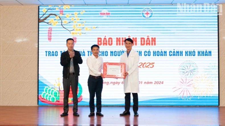 《人民报》社常驻岘港市代表机构主任潘泰山向岘港医院赠送礼物。