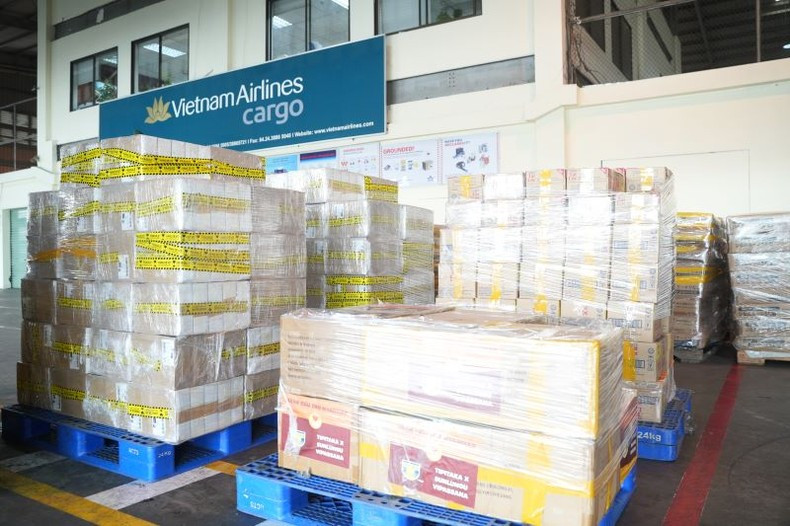 货物被转移到安全检查区，确保符合主管部门关于货物安全的规定。