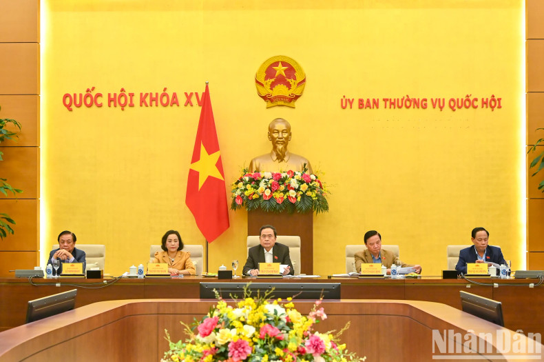 越南国会主席陈青敏以及各位国会副主席主持会议。