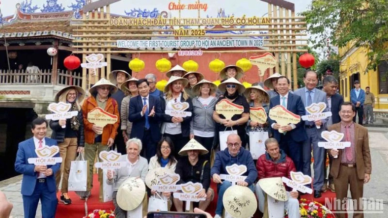 广南省会安市人民委员会在桥寺区域举行了2025年首批国际游客的欢迎仪式。 广南省会安市人民委员会在桥寺区域举行了2025年首批国际游客的欢迎仪式。