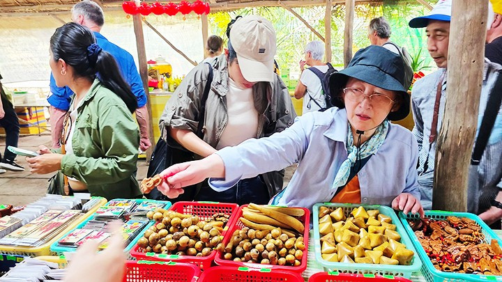 椰子制品深受游客欢迎。 椰子制品深受游客欢迎。