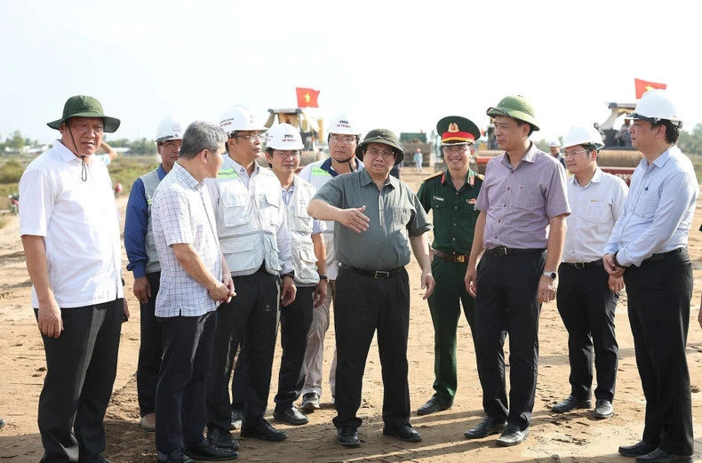 越南政府总理范明正视察后江至金瓯段工程施工进度。 越南政府总理范明正视察后江至金瓯段工程施工进度。