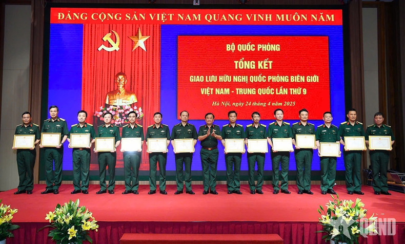 黄春战上将向各集体颁发国防部部长的奖状。(图片来源:人民军队报) 黄春战上将向各集体颁发国防部部长的奖状。(图片来源:人民军队报)