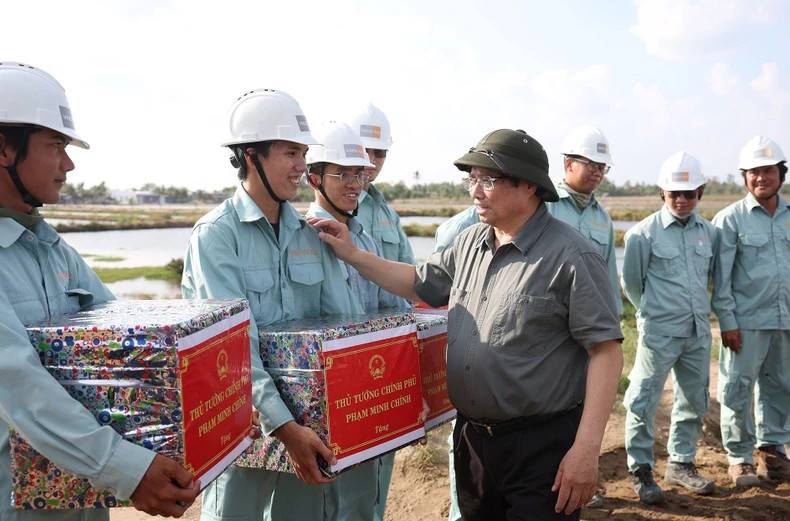 范明正总理鼓励正在施工后江至金瓯段工程的建设单位工人。 范明正总理鼓励正在施工后江至金瓯段工程的建设单位工人。